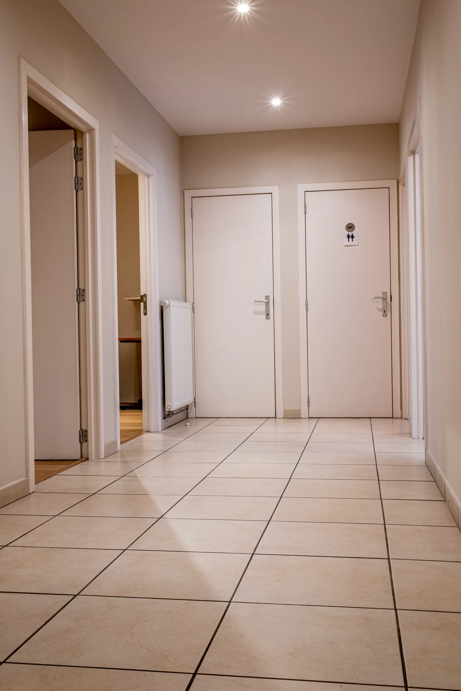 Couloir d’accès aux salles du cabinet de kinésithérapie à Jambes